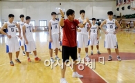 [포토]선수들 지도하는 김승환 감독