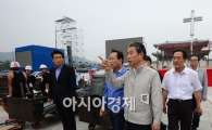 [포토]광화문광장 시복식 제단 점검하는 정종섭 장관 