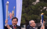 [포토]성화 전달받은 유정복 인천시장과 김영수 위원장