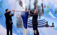 [포토]AG 성화 합화하는 유정복 시장과 김영수 위원장