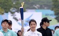 [포토]인천아시안게임 성화봉송 첫주자 이시영 