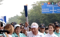 [포토]성화 전달하는 임배영 원로