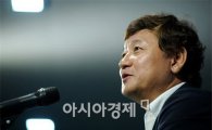 [포토]아시안게임 축구대표팀 명단 발표하는 이광종 감독