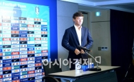 [포토]회견장 들어서는 이광종 감독