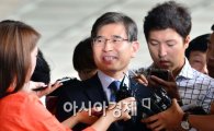 [포토]미소 지으며 질의에 답하는 김재윤 의원
