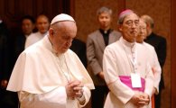 [포토]두 손 모으고 기도하는 프란치스코 교황 