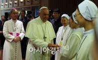 [포토]수녀들과 인사하는 프란치스코 교황 