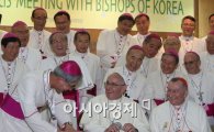 [포토]프란치스코 교황과 한국주교단의 웃음 가득한 만남 
