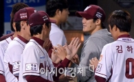 [포토]김대우,'감독님, 프로 데뷔 첫 승 올렸어요'
