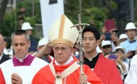 [포토]프란치스코 교황, 순교 상징하는 적색 제의 입고 