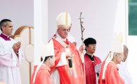 [포토]신도들 바라보는 프란치스코 교황 