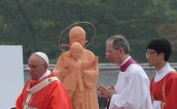 [포토]한복 입은 아기예수와 프란치스코 교황 