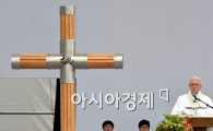 [포토]십자가 바라보는 프란치스코 교황 