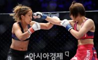 송가연, 프로 데뷔 경기 1R TKO 승리