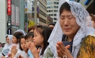 [포토]교황의 등장에 눈물 흘리는 신도 