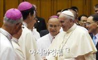 [포토]주교단과 인사나누는 프란치스코 교황