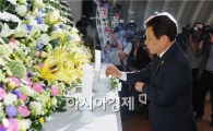 [포토]윤장현 시장, '김대중 전 대통령 서기 5주기 추도·헌화