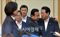 [포토]김영록 새정치 원내부대표 안아주는 이완구