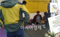 박영선, '유민 아빠' 만나 "朴에게 면담요청할테니 단식 중단해달라"