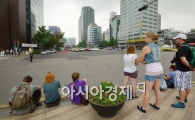 [포토]민방위 훈련이 신기한 외국인 관광객 