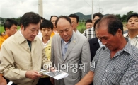 [[포토]이낙연 전남지사, 영광 법성면 호우피해현장 방문 