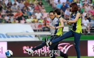[포토]시축하는 황연주-염혜선,'축구도 자신있어요'