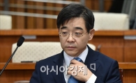 [포토]넥타이 고쳐메는 권순일 대법관 후보자