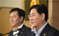 최경환 "경제활성화 법, 국회만 가면 하세월"…국회 질타(종합)