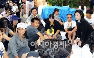 [포토]세월호 유가족 앞에 무릅 끓은 박영선