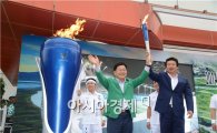 [포토]인천 아시아경기대회 성화들고 환호하는 조충훈 순천시장