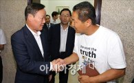 [포토]악수하는 김재원 수석·김병권 위원장