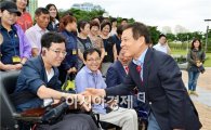 [포토]윤장현 광주시장,  '힐링캠프' 떠나는 장애인 가족 환송