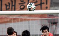 [포토]볼 걷어내는 김주영,'내가 국가대표 수비수라고!'