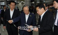 [포토]여객선 승선표 점검하는 이주영 장관