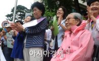 [포토]참가자들의 편지에 미소 짓는 김복동 할머니 