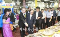 [포토]수산물 살피는 이주영 장관