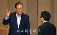 [포토]법무부 장관에게 손 흔드는 송광호 의원