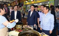윤장현 광주시장·황현택 서구의회의장  추석맞이 재래시장 장보기 참여 