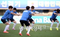 [포토]기성용-손흥민,'벌 서는거 아닙니다'