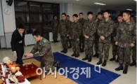 [명절에 보는 장병들의 먹거리⑤]명절때 받던 군위문품 ‘과자에서 러닝머신으로’
