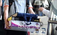 [포토]'선물 한아름 안고~'