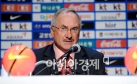 [포토]슈틸리케 감독,'이기는 축구 하겠습니다.'