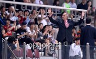 [포토]한국 팬들에게 첫 인사하는 슈틸리케 신임감독