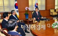 [포토]윤병세 외교부 장관, 3국 수석대표와 만남