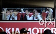 [포토]환영 인파를 향해 손 흔드는 북한 선수단