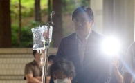 [포토]휠체어 탄 채 출석하는 이재현 회장