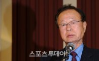 '캐디 성추행' 박희태 전 국회의장 벌금 300만원 "가슴 한번 툭 찌른 죗값"
