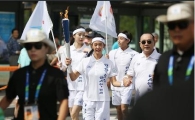 '가족 성화 봉송' 릴레이… 송일국 이어 클라라도 '아버지 손 붙잡고'