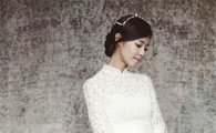 이윤지 '순백의' 웨딩화보 공개…예비신랑은 누구?