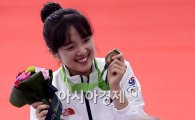 [포토]김설아,'동메달 목에 걸고 애교 미소'